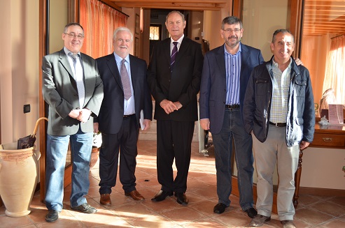 Da sinistra: Félix Capilla, Ottavio Castellini, il campione olimpico Alberto Juantorena, Paco Ascorbe e Carlos Fernández Canet, nel novembre 2012, durante una visita a Navazzo alla Biblioteca che è anche sede dell’Archivio Storico dell’Atletica Italiana “Bruno Bonomelli”